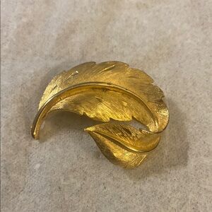Elegant JJ signed Gold-tone Brooch